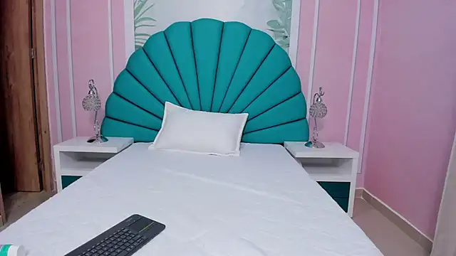 Daphne Fox  online show from February 22, 2025, 6:39 am