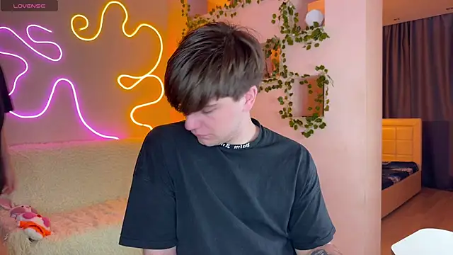 RobertAndLinela online show from September 28, 2025, 3:24 am