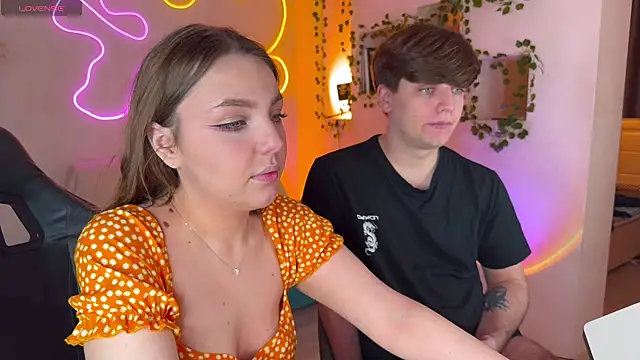 RobertAndLinela online show from September 26, 2025, 3:35 am