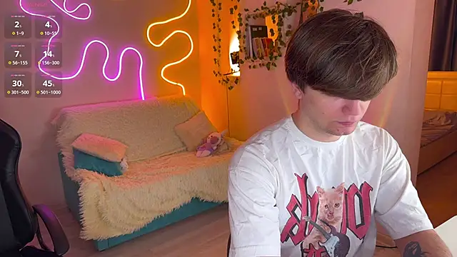 RobertAndLinela online show from November 5, 2025, 4:43 pm