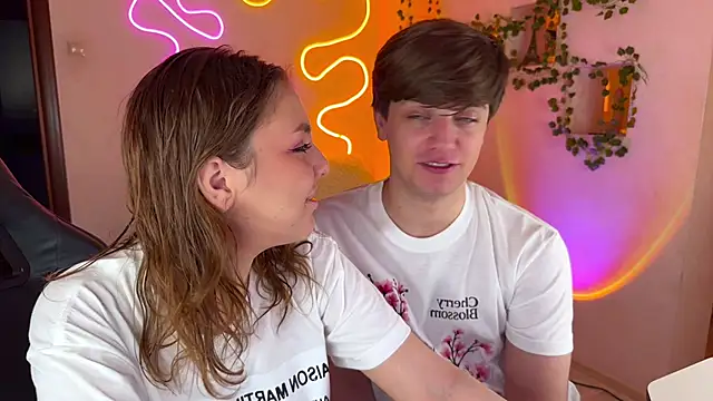 RobertAndLinela online show from October 10, 2025, 2:23 am