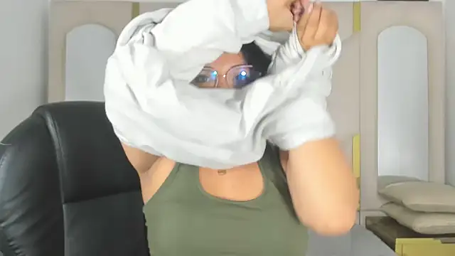 Snapshot of IsabellRodriguez18 chatting on November 15, 2025, 4:05 am IsabellRodriguez18 online show from November 15, 2025, 4:05 am