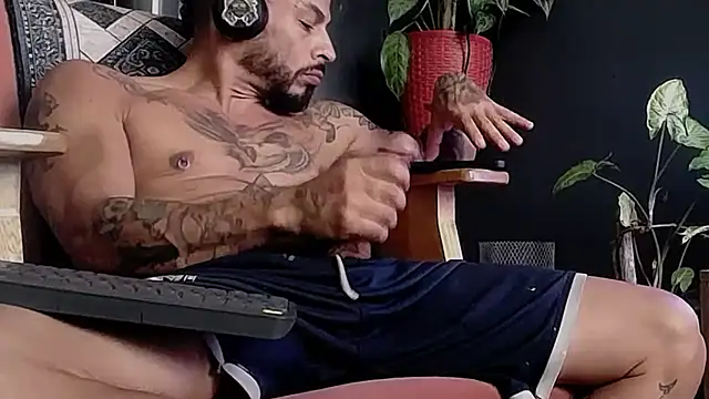 Snapshot of callme_douglas chatting on August 5, 2026, 3:28 pm callme douglas online show from August 5, 2026, 3:28 pm