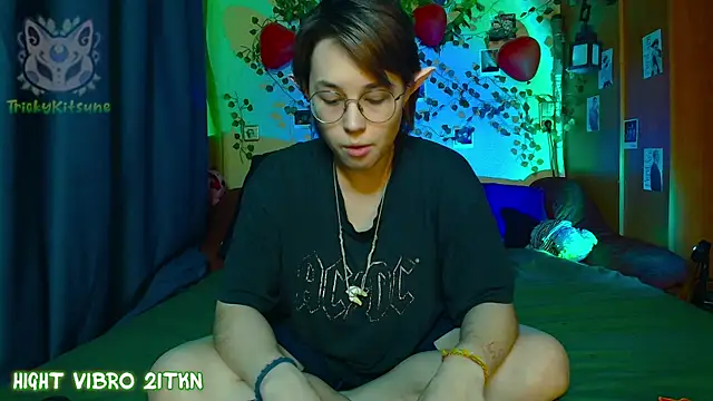 TrickyKitsune online show from April 13, 2026, 4:22 pm