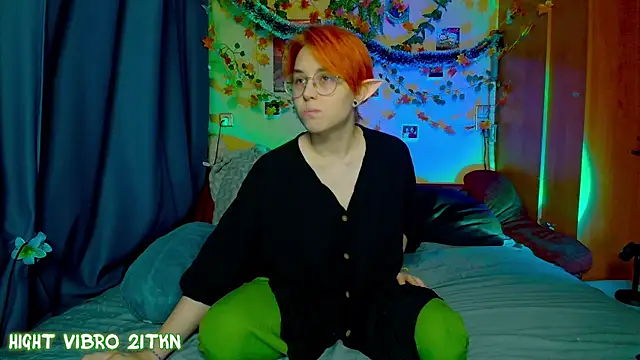 TrickyKitsune online show from December 4, 2025, 1:21 pm