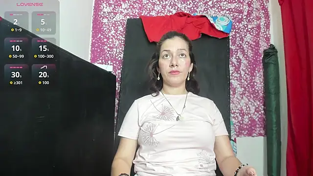 Snapshot of Laura_hellss chatting on July 5, 2026, 3:33 am Laura hellss online show from July 5, 2026, 3:33 am