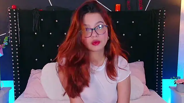 Snapshot of EmiF26 chatting on February 24, 2025, 8:03 pm EmiF26 online show from February 24, 2025, 8:03 pm