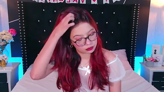 Snapshot of EmiF26 chatting on February 10, 2025, 8:31 pm EmiF26 online show from February 10, 2025, 8:31 pm