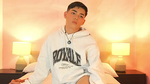 Snapshot of Maxi_little chatting on June 5, 2026, 7:52 pm Maxi little online show from June 5, 2026, 7:52 pm