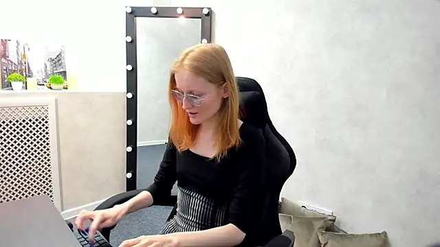 ElizabethHarpper online show from March 7, 2025, 4:02 am