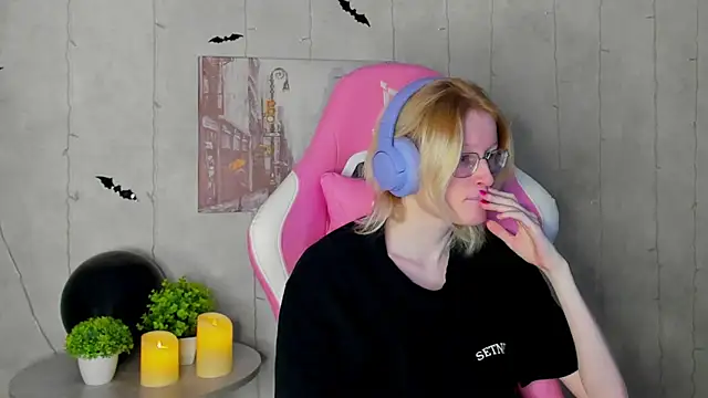 ElizabethHarpper online show from November 4, 2025, 1:09 am