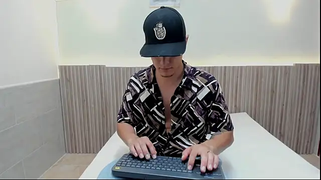 DAVID VICTORIAA online show from March 14, 2025, 7:34 pm