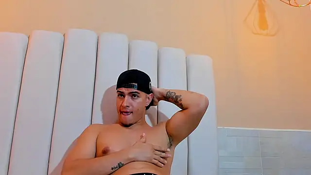 DAVID VICTORIAA online show from March 12, 2025, 4:02 pm