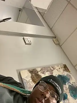 Snapshot of DamnBubbles chatting on January 19, 2025, 12:17 am DamnBubbles online show from January 19, 2025, 12:17 am