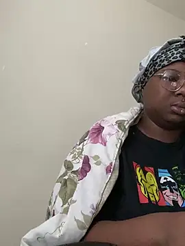 Snapshot of DamnBubbles chatting on December 19, 2025, 7:05 pm DamnBubbles online show from December 19, 2025, 7:05 pm