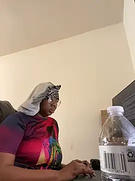 Snapshot of DamnBubbles chatting on February 10, 2025, 6:13 pm DamnBubbles online show from February 10, 2025, 6:13 pm