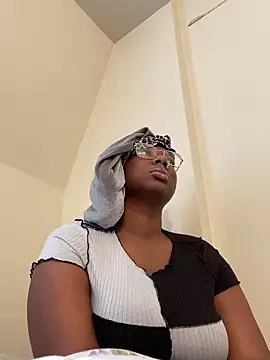 Snapshot of DamnBubbles chatting on January 31, 2025, 8:01 pm DamnBubbles online show from January 31, 2025, 8:01 pm