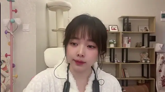 Chenjing0 online show from December 5, 2025, 4:22 am