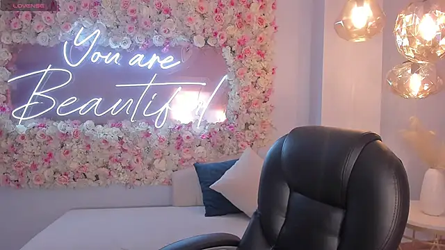 Snapshot of NiaSalvatore chatting on September 10, 2025, 6:18 pm NiaSalvatore online show from September 10, 2025, 6:18 pm