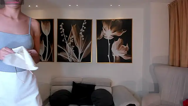 Snapshot of NiaSalvatore chatting on October 18, 2025, 6:43 pm NiaSalvatore online show from October 18, 2025, 6:43 pm