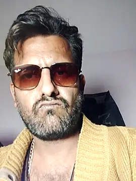 MAGNETICDADDY8 online show from November 9, 2025, 5:44 am