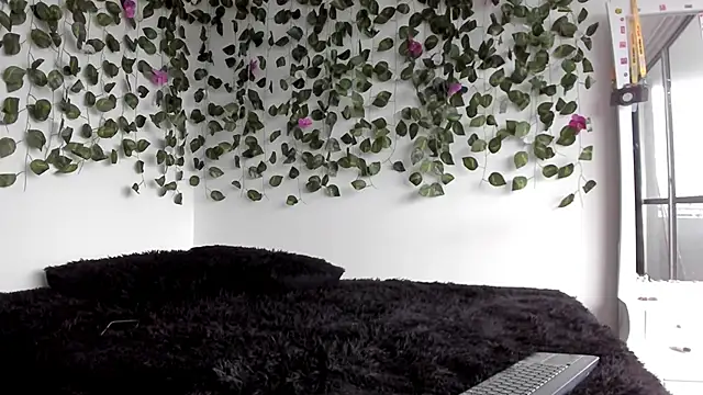 Laurensmith9 online show from March 8, 2026, 12:52 pm