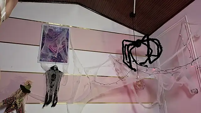 Charlotte  Miller online show from October 29, 2025, 12:04 pm