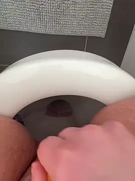 bigfatpussy28 online show from April 17, 2026, 3:37 pm