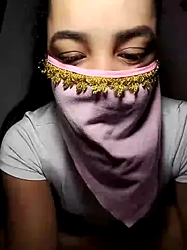 lucianamorales online show from February 6, 2025, 5:51 pm