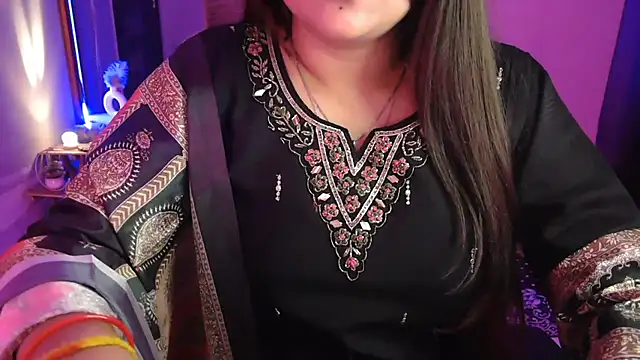 Snapshot of Mitikaa chatting on November 26, 2025, 2:17 pm Mitikaa online show from November 26, 2025, 2:17 pm