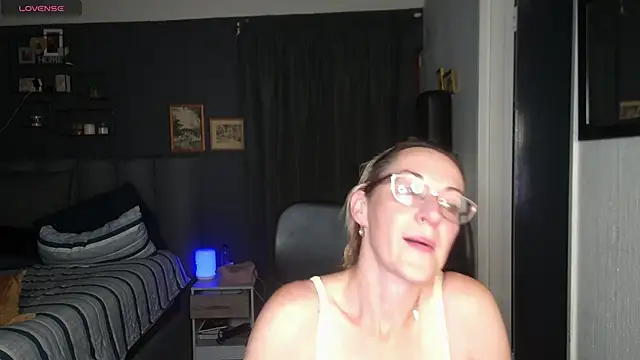 boeslaboes1 online show from September 25, 2025, 6:14 pm