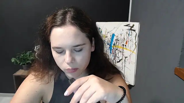 mini girly online show from September 25, 2025, 12:33 pm