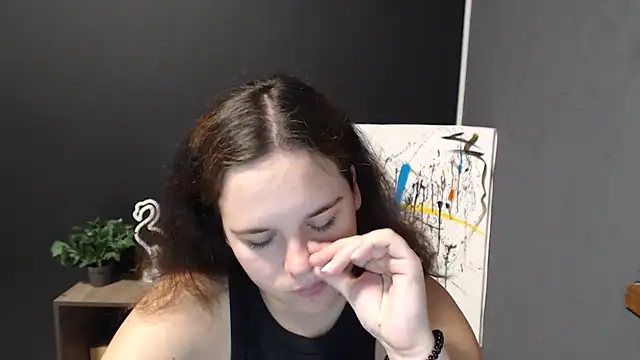 mini girly online show from September 26, 2025, 1:18 pm