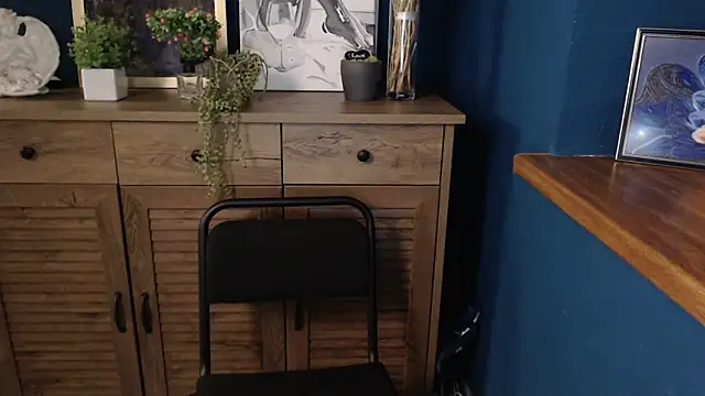 mini girly online show from September 15, 2025, 6:25 am