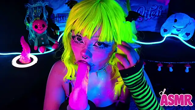 LaytonBox online show from October 10, 2025, 1:34 pm