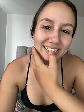 Snapshot of Jullya_x chatting on April 29, 2026, 8:37 pm Jullya x online show from April 29, 2026, 8:37 pm