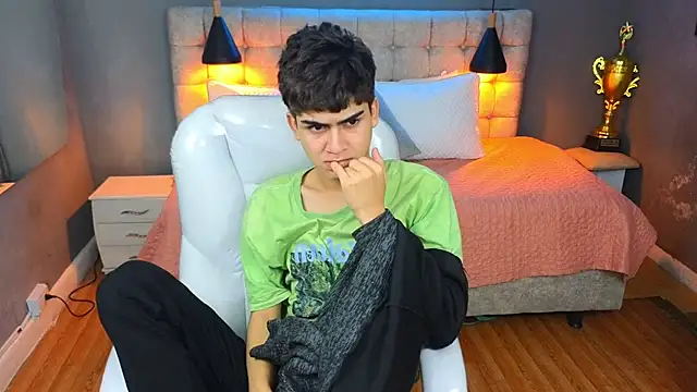 Tommy18   online show from March 12, 2025, 7:13 am