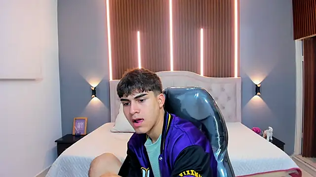 Tommy18   online show from October 30, 2025, 3:38 am