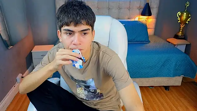 Tommy18   online show from March 18, 2025, 4:40 am