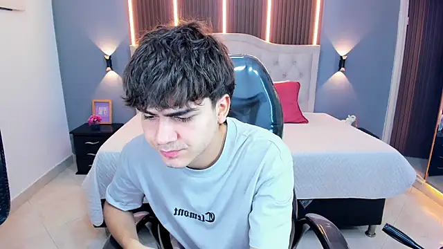 Snapshot of Tommy18__ chatting on April 30, 2026, 3:35 am Tommy18 online show from April 30, 2026, 3:35 am