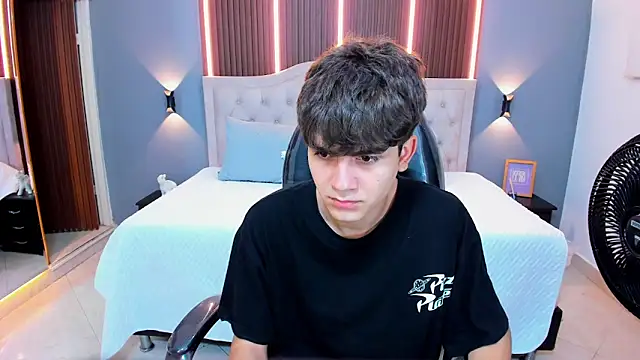 Tommy18   online show from September 28, 2025, 3:13 am