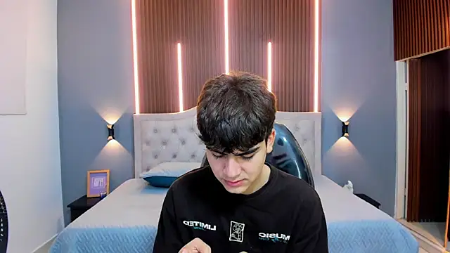 Tommy18   online show from September 19, 2025, 3:32 am