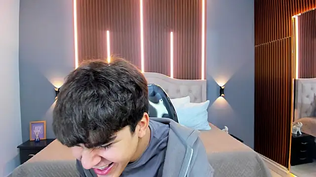 Tommy18   online show from October 3, 2025, 3:52 am