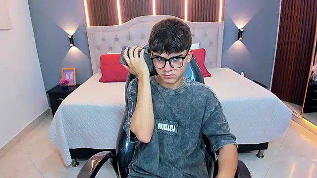 Snapshot of Tommy18__ chatting on May 5, 2026, 3:42 am Tommy18 online show from May 5, 2026, 3:42 am