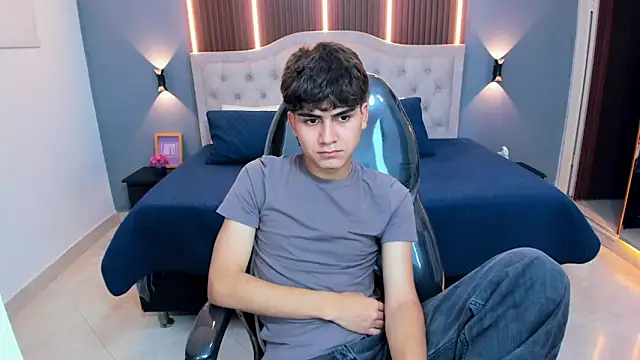Snapshot of Tommy18__ chatting on April 22, 2026, 3:35 am Tommy18 online show from April 22, 2026, 3:35 am