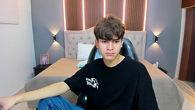 Tommy18   online show from October 2, 2025, 3:54 am