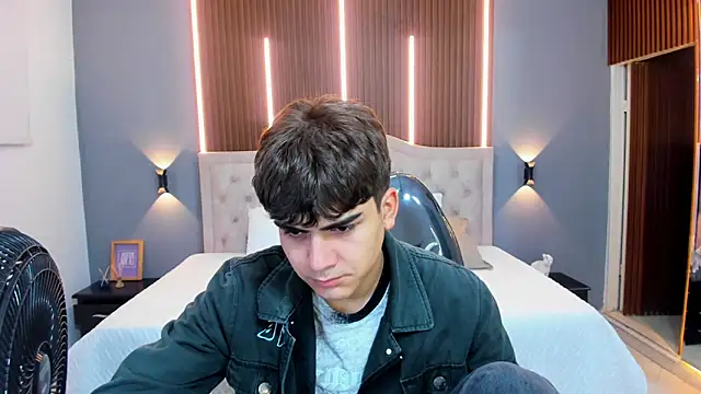 Tommy18   online show from September 9, 2025, 3:38 am