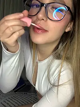 Snapshot of LunaShine_ chatting on January 17, 2025, 12:42 am LunaShine online show from January 17, 2025, 12:42 am