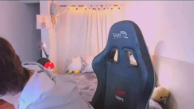 AllanYong18 online show from April 18, 2026, 10:39 am