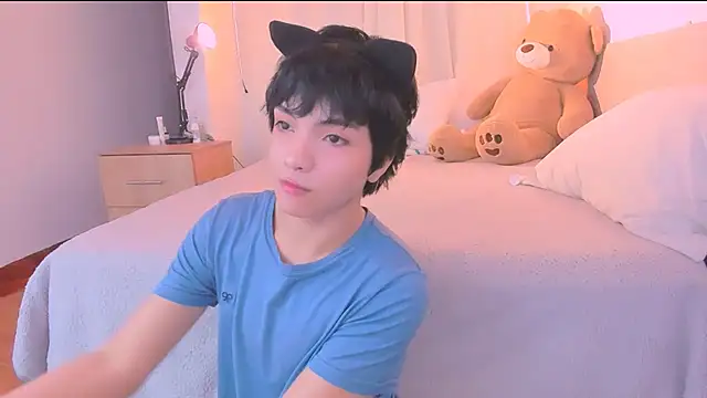 AllanYong18 online show from October 20, 2025, 10:05 am